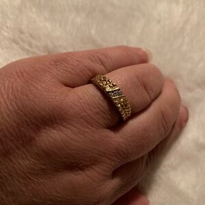 Unisex Gold Band with 3 diamonds in center Size9